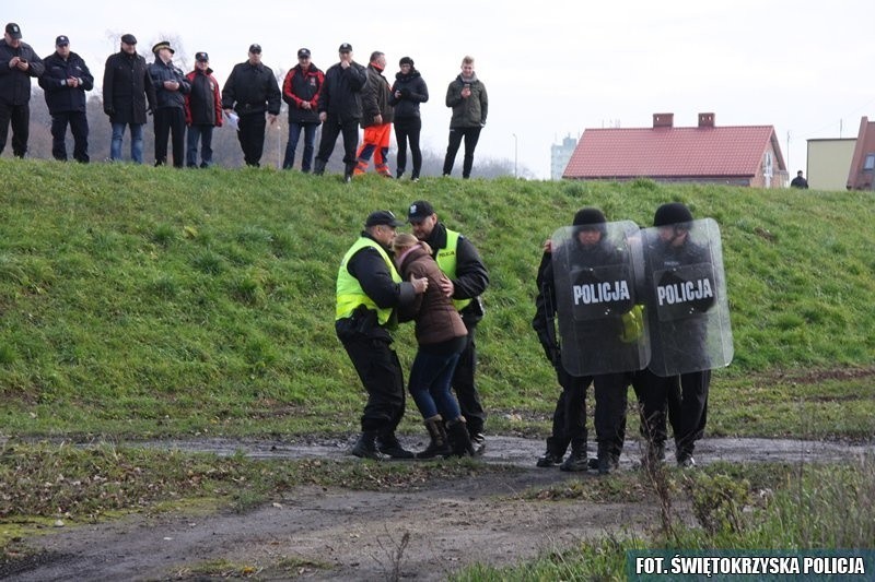 Ukradli samochód, uprowadzili kobietę. Policyjne ćwiczenia w Ostrowcu