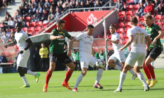 23.10.2022. Fortuna 1. Liga: GKS Tychy - Puszcza Niepołomice.   Zobacz kolejne zdjęcia. Przesuwaj zdjęcia w prawo - naciśnij strzałkę lub przycisk NASTĘPNE