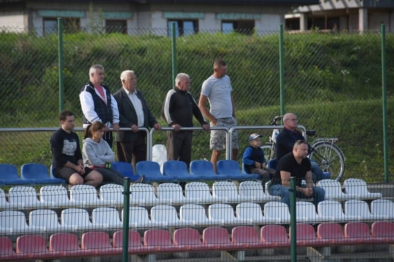 Kulisy meczu Wichra Miedziana Góra z Piastem Stopnica w klasie okręgowej w obiektywie. Spotkanie zakończyło się remisem 1:1 [DUŻO ZDJĘĆ]