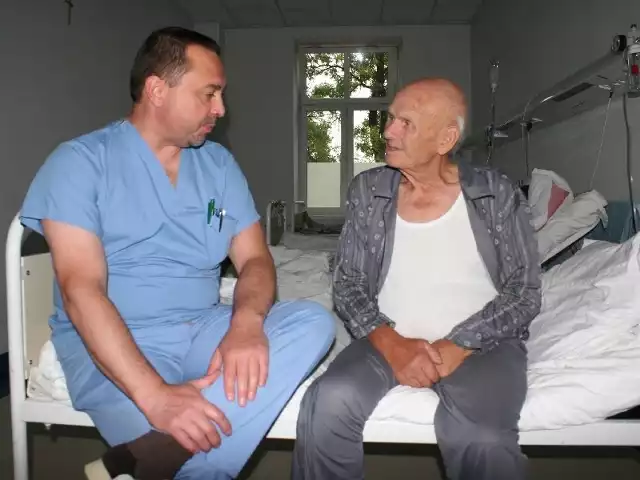 Stanisław Pajda (nz. z prawej) jeszcze pozostaje w szpitalu. Czeka na usunięcie pęcherzyka żółciowego. Obok dr Artur Mrozowicz.