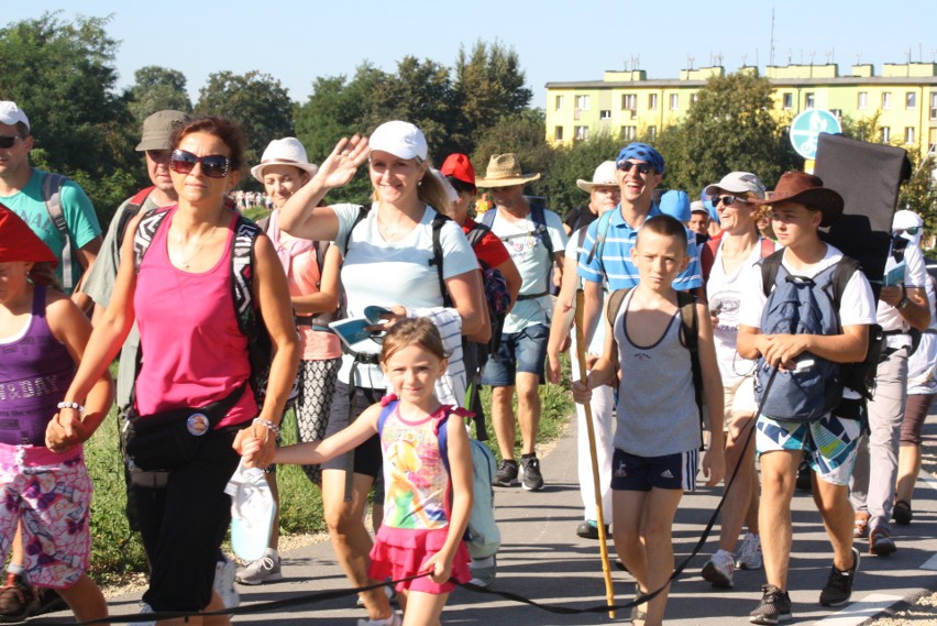 Oświęcimscy pątnicy w pięciu grupach z dekanatów:...