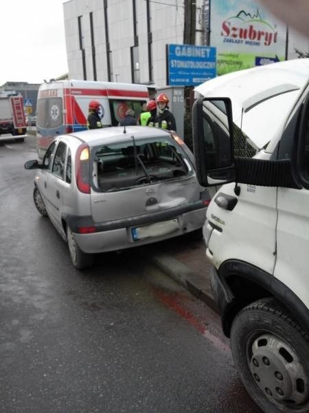 Chełmiec. Samochód ciężarowy najechał na tył osobówki. Kierowca opla trafił do szpitala [ZDJĘCIA]