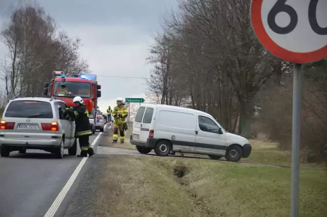 Ciało kobiety w rowie przy drodze krajowej nr 70 w pobliżu Skierniewic! W sobotę (5 lutego) rano kierowca jadący drogą krajową nr 70 w miejscowości Pękoszew zauważył leżące w rowie ciało. Przybyli na miejsce medycy stwierdzili, że 39-latka nie żyje... CZYTAJ DALEJ>>>>.