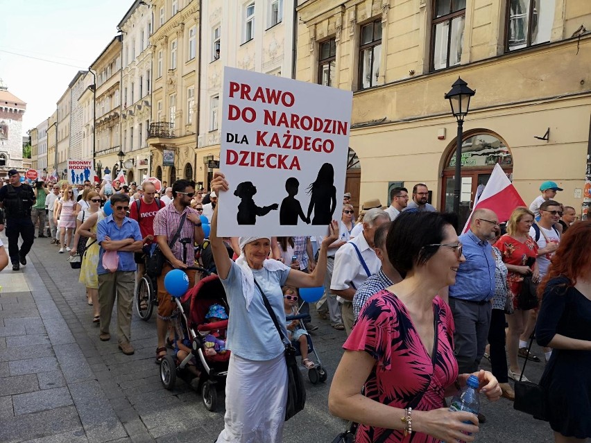 Marsz dla Życia i Rodziny w niedzielę przejdzie ulicami Krakowa. Towarzyszy mu hasło "Polsko! Walcz o swoje dzieci"