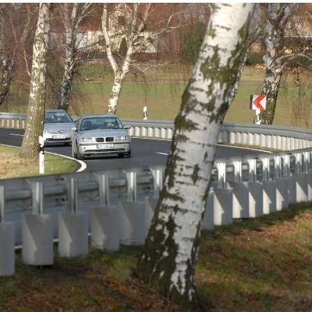 W Niemczech, zamiast usuwać drzewa na zakrętach jak na naszej drodze do Skąpego, postawiono barierki energochłonne.
