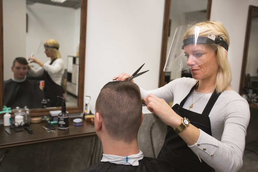 Salon fryzjerski i jego klienci pomogli Leosiowi. Cały utarg zostanie przekazany na walkę chłopca z chorobą