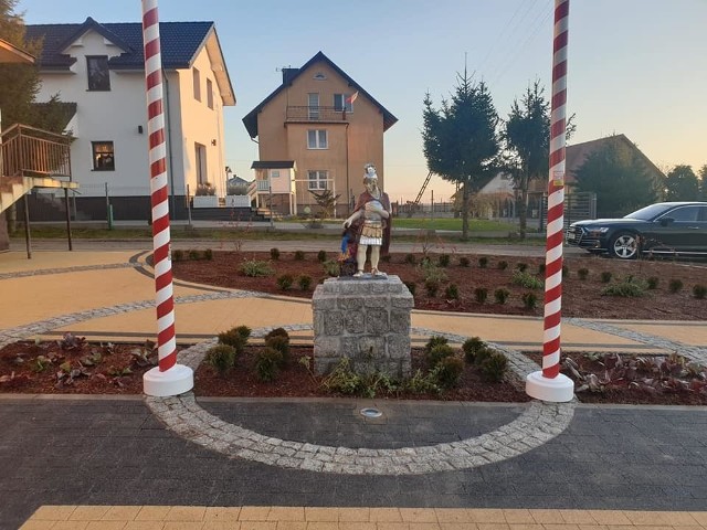 Zakończono modernizację placu przed remizą OSP w Lipnicy. Położono nową kostkę brukową, a poza tym ozdobiono plac kompozycją z krzewów, kwiatów i traw. W centralnym punkcie placu pojawiła się figurka św. Floriana, patrona strażaków oraz maszty flagowe. 