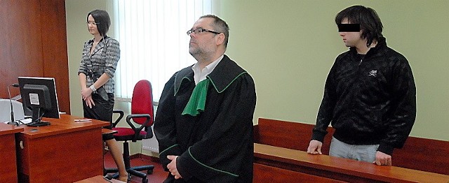 Paweł H. (z prawej) słucha ogłaszanego przez sąd wyroku. Przed nim jego obrońca Krzysztof Łopatowski.