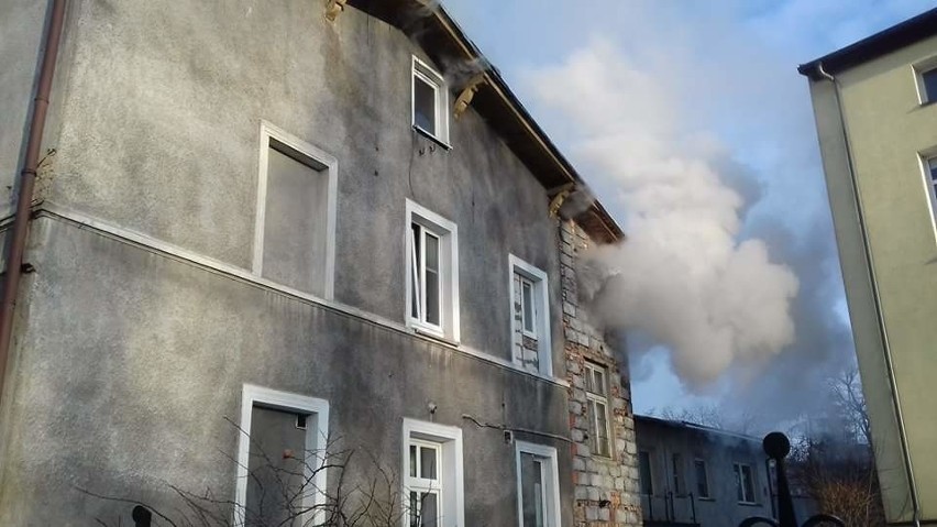 W godzinach porannych doszło do groźnego pożaru mieszkania w...