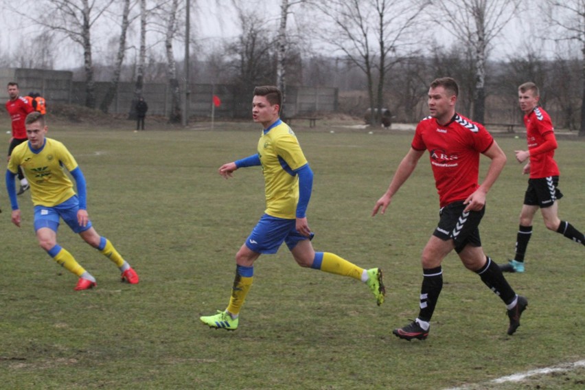 Trzecia liga. Ciekawy mecz w Daleszycach. Spartakus przegrał z Hutnikiem Kraków 0:1 [DUŻO ZDJĘĆ, WIDEO]