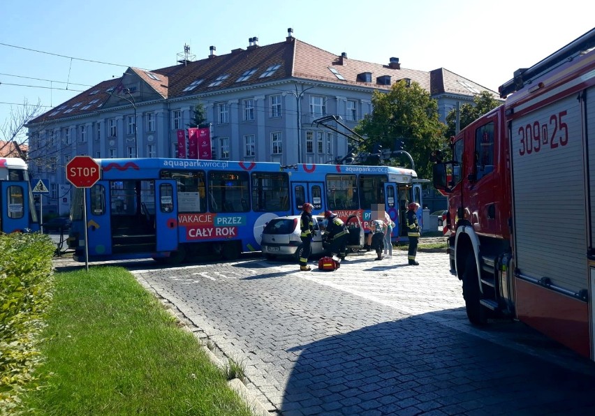 Wypadek tramwaju i samochodu na pl. Powstańców Śląskich we...