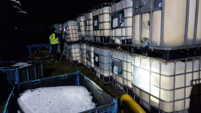 Kilkaset pojemników z nieznaną substancją ujawniły służby na terenie hali sępoleńskiej firmy.