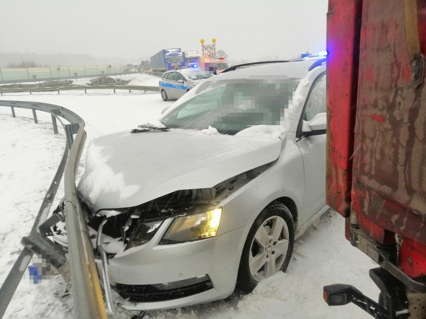 S8. Wypadek między węzłami Turzyn i Skuszew, kilka kolizji w rejonie węzła Lucynów 8.02.2021. Zdjęcia