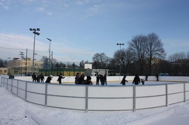 Grójeckie lodowisko działa na boisku przy szkole podstawowej numer 1. 