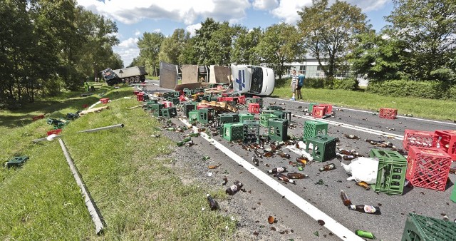 Do wypadku doszło w poniedziałek (7 sierpnia) na „trasie śmierci” na wysokości Świdnicy pod Zieloną Górą. Tir zderzył się z ciężarówką przewożącą piwo oraz fordem focusem. Dwie ranne osoby zostały przewiezione do szpitala. Tir jechał w kierunku Nowogrodu Bobrzańskiego. Z naprzeciwka jechała ciężarówką z transportem piwa. Doszło do zderzenia. Ciężarówka zjeżdżając do rowu uderzyła jeszcze w jadącego z naprzeciwka forda focusa, wciągając go do na pobocze. Ciężarówka z piwem przewróciła się na drogę. Na jezdnię wypadły butelki.Na miejsce przyjechały wozy straży pożarnej, karetki pogotowia ratunkowego oraz zielonogórska policja. Droga została zablokowana obu kierunkach. – Dwie osoby zostały przewiezione do szpitala w Zielonej Górze – mówi nadkom. Tomasz Szuda, naczelnik zielonogórskiej drogówki. To pasażer forda i kierowca ciężarówki z piwem.  Policja ustala jak doszło do wypadku. Z pierwszych informacji wynika, że przed tirem jechało kilka samochodów. Jeden z nich zaczął hamować chcąc skręcić w prawo. Tego manewru najprawdopodobniej nie zauważył kierujący tirem. Zjechał na przeciwległy pas ruchu i tam zderzył się z ciężarówką z piwem. Druga wersja mówi o tym, że w poślizg wpadła ciężarówka z piwem i to ona uderzyła w tira. Droga w miejscu wypadku została zablokowana w obu kierunkach. Policjanci wyznaczyli objazd przez Świdnicę. Utrudnienia potrwają kilka godzin.To już drugi wypadek w poniedziałek (7 sierpnia) na lubuskich drogach. Przed południem na drodze nr 92 koło Świebodzina zderzyły się zderzyły dwie ciężarówki. Ranne zostały dwie osoby. Zobacz też: Wypadek ciężarówki z drewnem koło Świdnicy pod Zieloną Górą
