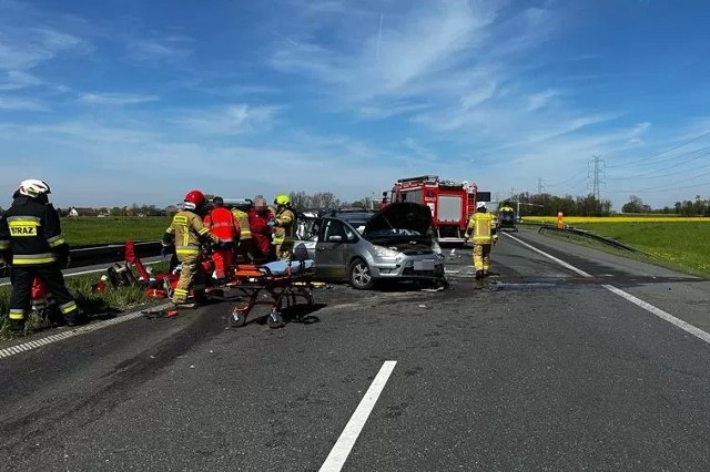 W poniedziałek (1 maja) na autostradzie A4 pod Wrocławiem doszło do wypadku. Trzy osoby są ranne, z czego jedna ciężko. Na miejsce leci helikopter LPR. Droga jest zablokowana.