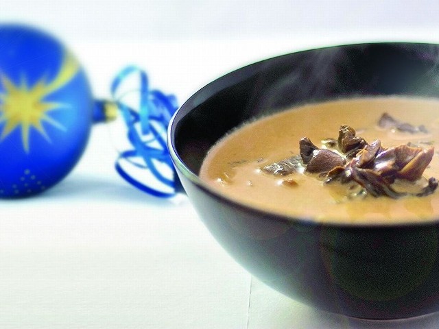 Zupa grzybowa zabielona jogurtem będzie lekko strawna i nie straci aromatu.