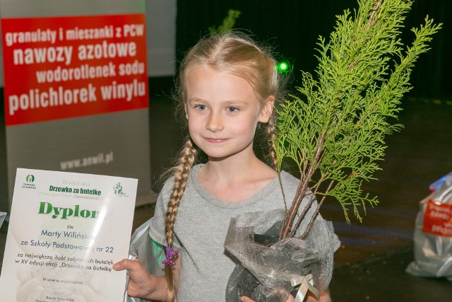 Marta Wilińska z SP nr 22 nagrodzona podczas finału XV edycji akcji za największą liczbę zebranych butelek