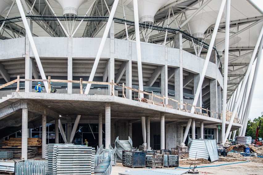 Stadion ŁKS im. Władysława Króla przybiera biało-czerwono-białe barwy. Zdjęcia