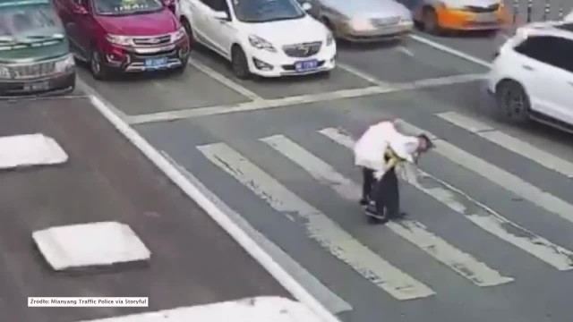 Chiński policjant na własnych plecach przeniósł przez pasy staruszka. Pomógł mu w ten sposób pokonać szeroką jezdnię w mieście Miangyang w środkowo zachodnich Chinach.Fot. STORYFUL/x-news