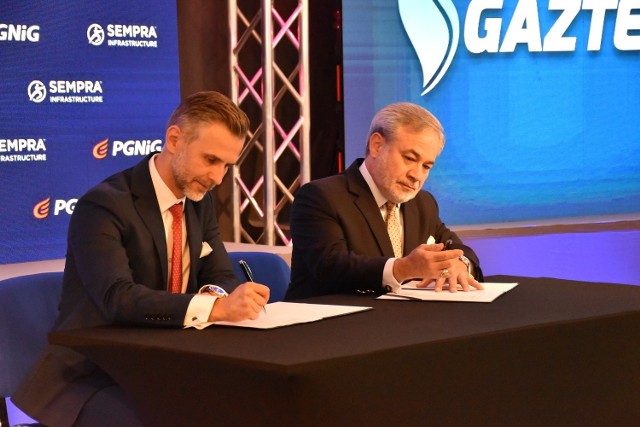 Podpisanie porozumienia dotyczącego dostaw skroplonego gazu ziemnego (LNG) z USA. Od lewej: wiceprezes ds. finansowych PGNiG Przemysław Wacławski. Od prawej: Dan Brouillette, prezes Sempra