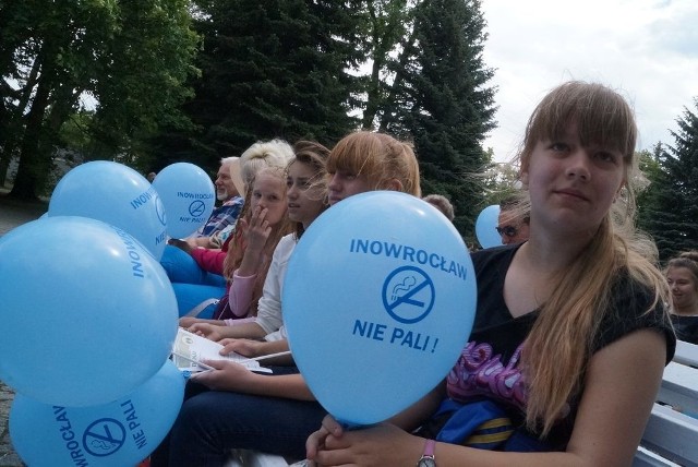 Akcja "Inowrocław nie pali..."Uczestników akcji wyposażono w specjalne błękitne balony z logo