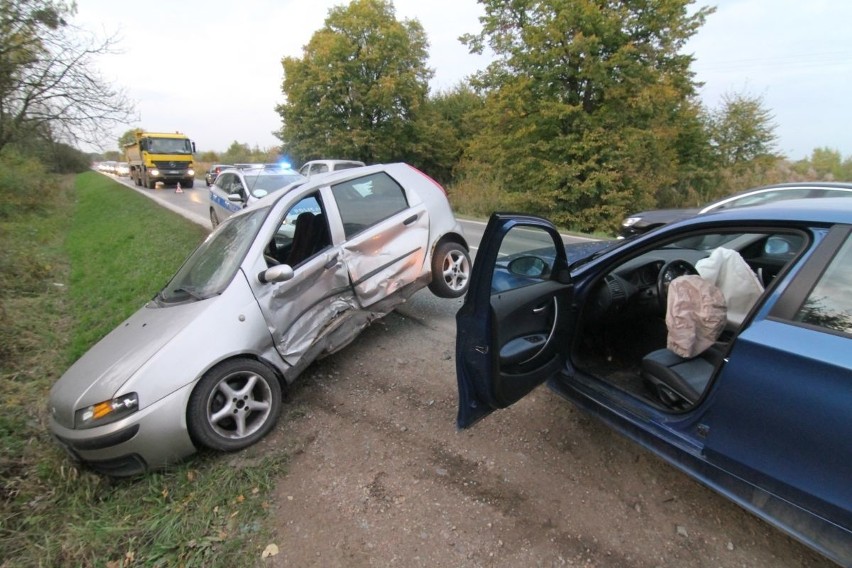 Zderzenie fiata i BMW. Dwie osoby ranne