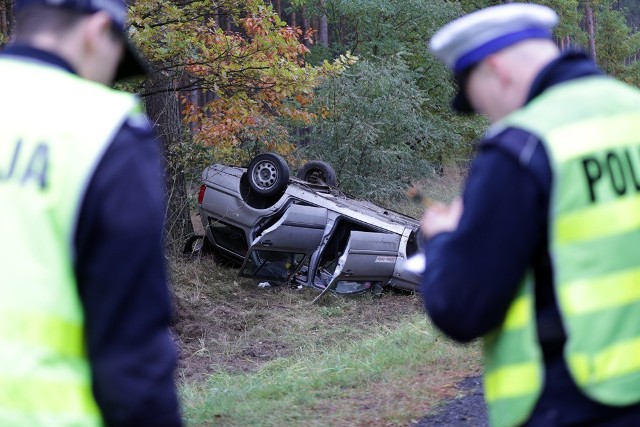 Do wypadku doszło w środę 21 października na tzw. trasie śmierci pod Nowogrodem Bobrz. Volkswagen golfem jechali mężczyzna, kobieta i 2-letnie dziecko. Na zakrętach koło baru Anja samochód wpadł w poślizg. Auto wypadło z drogi i dachowało na poboczu, uderzając jeszcze w drzewo.Na miejsce wypadku przyjechała ekipa pogotowia ratunkowego, policja i straż pożarna. Ranna kobieta została przewieziona do szpitala. Dziecku i kierującemu nic się nie stało. Miejsce zdarzenia zabezpieczyła straż pożarna.