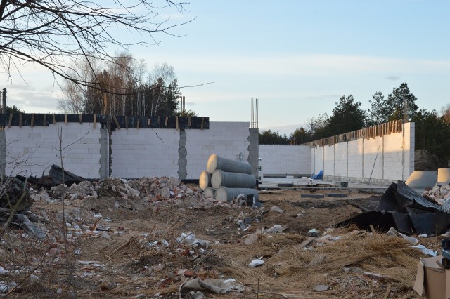 Pawilon handlowy przy ulicy Bałtowskiej w Ostrowcu Świętokrzyskim, w którym powstanie kolejny market sieci Biedronka, pnie się do góry. Roboty budowlane rozpoczęły się lutym, a już widać ściany budynku. Prace są intensywne, ekipy pracują także w soboty.Dziewiąty sklep popularnej sieci, ale pierwszy w tej części miasta, powstaje tuż przy rondzie na ulicy Bałtowskiej i nowo budowanej drodze, która również już jest prawie skończona. Ulica Krzemienna to ciąg, łączący ulicę Siennieńską z ulicą Bałtowską. Inwestorem nowo budowanego pawilonu jest firma Signal Inwestment, której właścicielami są bracia Piotr i Maciej Biesiada. Warto dodać, że jeden sklep sieci Biedronka funkcjonuje już w Ostrowcu w należącej do nich galerii przy ulicy Waryńskiego. Budynek ma zostać oddany do użytku za kilka miesięcy.Zobaczcie postęp prac na kolejnych zdjęciach>>>