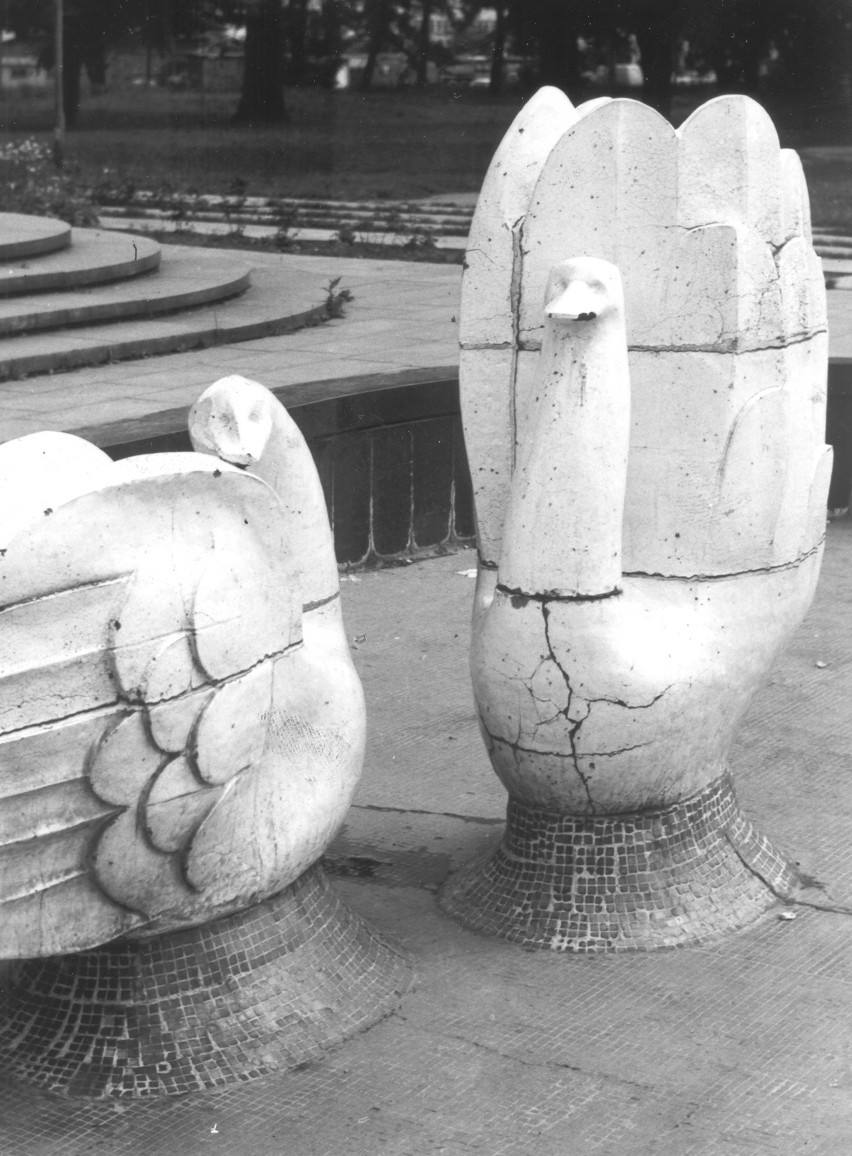 21 czerwca 1988 roku. Te rzeźby Jerzego Boronia stały przed...