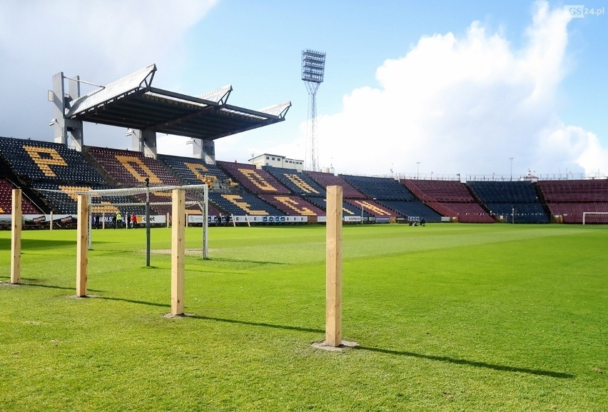 Przygotowania stadionu przy ul. Twardowskiego w Szczecinie do niedzielnego meczu są już na finiszu 