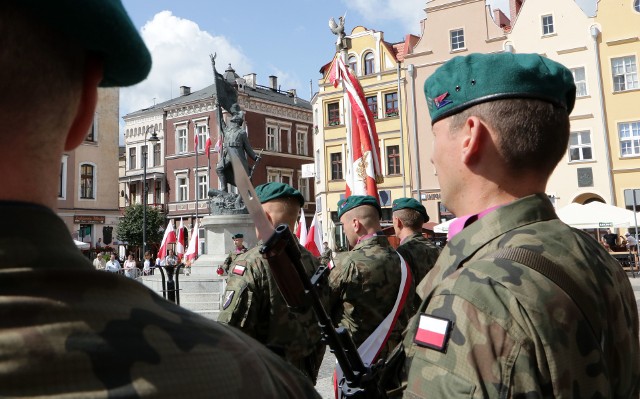 Na grudziądzkim rynku odbyły się obchody święta Wojska Polskiego. Wyróżnionym żołnierzom wręczono  akty awansu na wyższy stopień wojskowy.