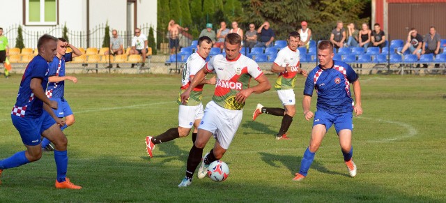 Inter Gnojnica (biało-zielone stroje) rozpoczął sezon od remisu z Bystrzycą. Na zdjęciu, z piłką, były siatkarz Błękitnych Ropczyce -  Marcin Sroka.