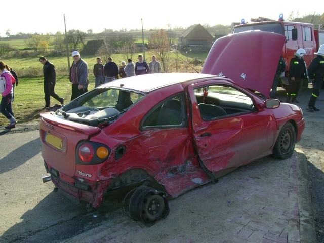 Aż trzy osoby z tego renaulta zostały poszkodowane, jedna z nich zmarła, a jedna przebywa w szpitalu. Alfa romeo uderzyło w tył i bok samochodu.