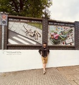 Cukin ramię w ramię z policją. Efektowny mural przy SP 9 w Koszalinie