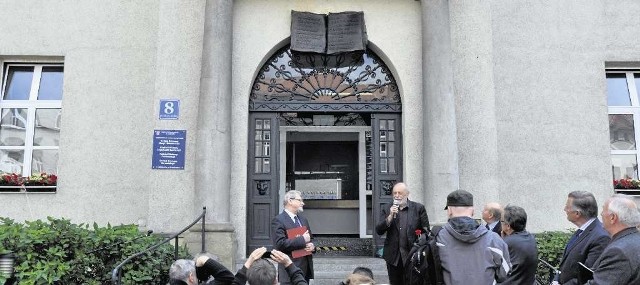 Tablica w kształcie księgi zawisła nad głównym wejściem do II Katedry Chorób Wewnętrznych UJ CM przy ul. Skawińskiej 8
