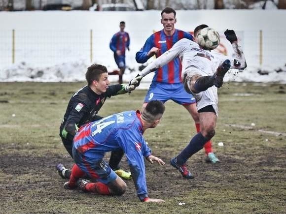 Sobotnie spotkanie III ligi Gryf Słupsk &#8211; Dąb Dębno, które rozegrane zostało na stadionie przy ulicy Zielonej skończyło się remisem 1:1 (0:0).