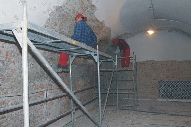 W Jarosławiu trwają prace budowlano &#8211; konserwatorskie przy budowie podziemnego przejścia turystycznego.