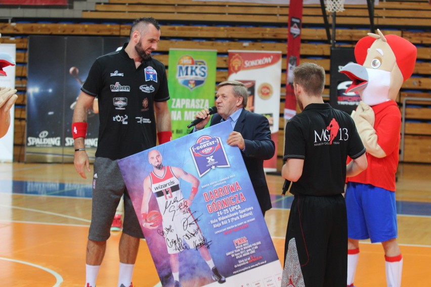 Marcin Gortat trenuje dzieci na Marcin Gortat Camp w...