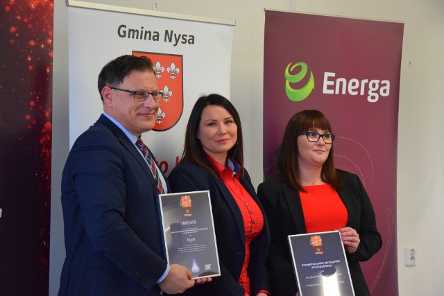 Symboliczny czek przekazała Joanna Janus z Pro Media (z lewej), partnera akcji Świeć się z Energą. Odebrał go burmistrz Kordian Kolbiarz i wicedyrektor OPS Marta Czuczman.