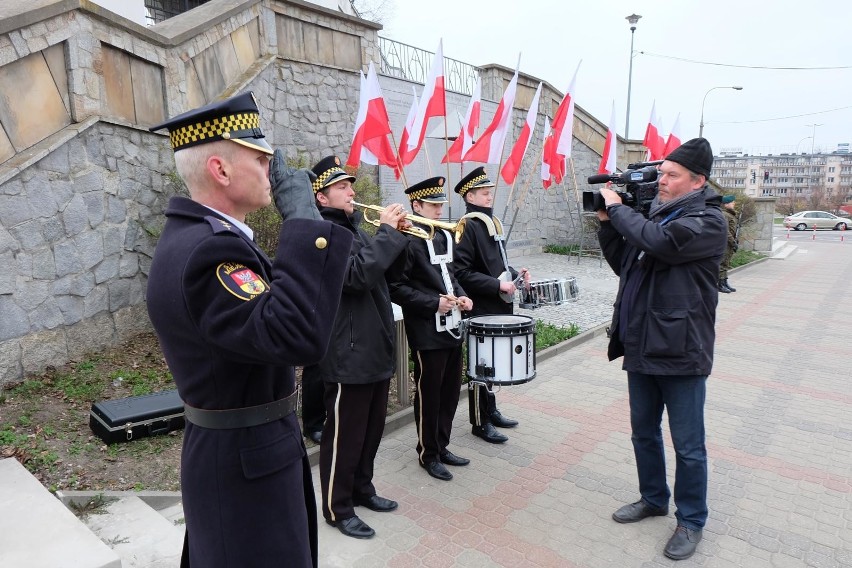 Kwiaty zostały złożone pod tablicą upamiętniającą ofiary,...