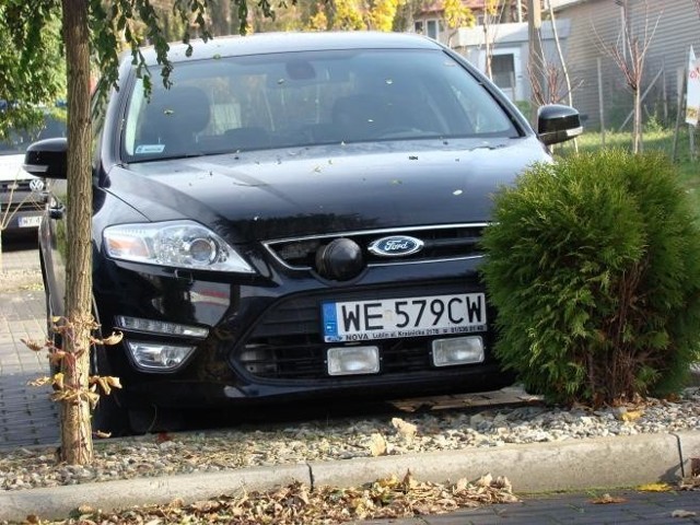 Internauci podają kolor i rejestrację dwóch samochodów z mobilnymi radarami. To srebrny ford focus WE 580CW i srebrny ford mondeo WE 591CW.