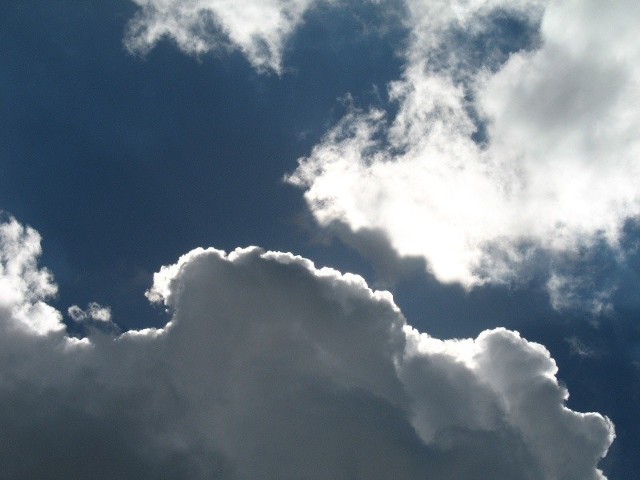 Po południu pojawią się chmury, które mogą przynieść przelotny deszcz.