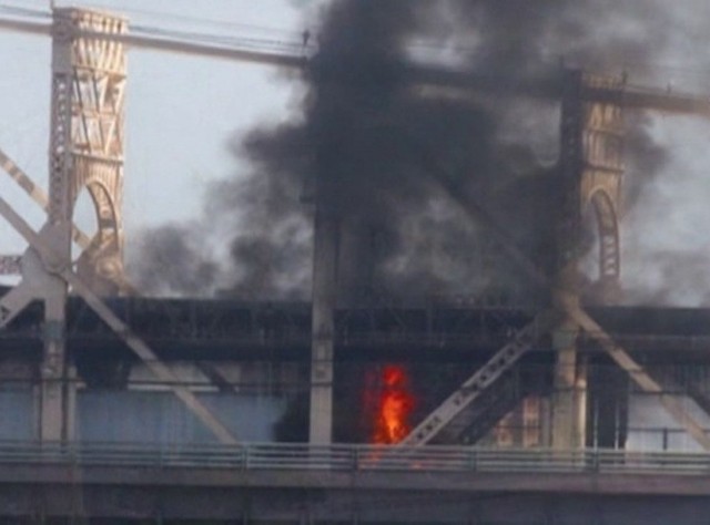 Pożar ciężarówki na moście w Nowym Jorku.
