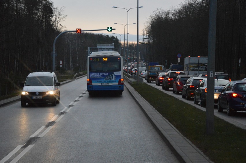 Pierwszy w Polsce kontrbuspas działa już w Gdyni. W poniedziałek 16.12.2019 przejechały nim pierwsze autobusy [zdjęcia]