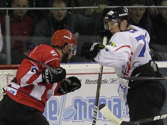 Josef Vitek (z prawej) był bohaterem meczu nr 4, wygranego przez sanoczan 4-2.