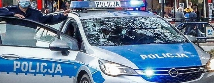 Dramatyczna akcja w Świerklańcu: Policjanci eskortowali do szpitala rodziców z nieprzytomnym dzieckiem