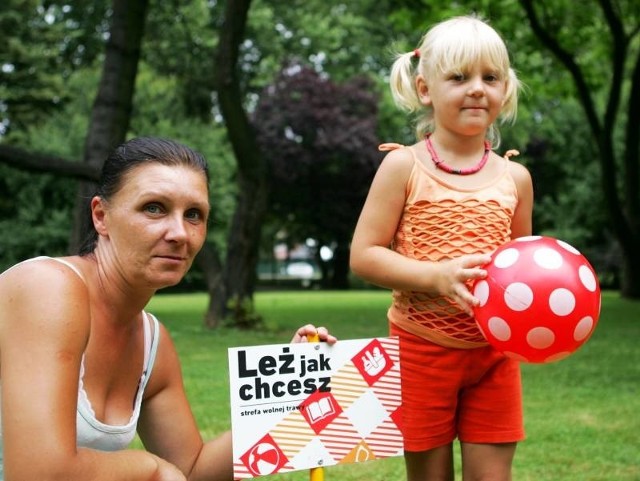 Ewa Bekier z córką Nikolą już wiedzą, króre gorzowskie trawniki można bezkarnie deptać