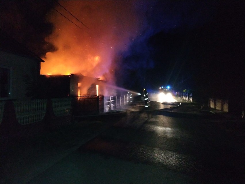 Pożar domu w Gatnikach. Trwa ustalanie przyczyn (ZDJĘCIA)