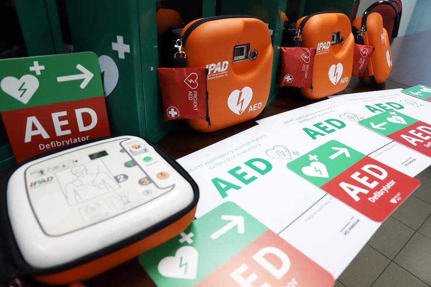Ostrołęka. Defibrylatory pojawią się w pięciu miejscach w mieście. Wkrótce będą szkolenia z obsługi tych ratujących życie urządzeń. Terminy